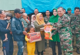 Dandim 1410/ Bantaeng, Letkol Inf Eka Agus Indarta, S.Psi., M.Psi., di dampingi Ketua Persit KCK Cabang XXVII Dim 1410, Ny. Meri Eka Agus Indarta Memimpin  pemberangkatan Patroli Cipta Kondisi dalam rangka menghadapi pemilu tahun 2024 dirangkai dengan Jum'at berkah