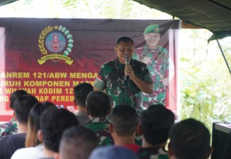 Danrem 121/Abw Brigjen TNI Luqman Arief, S.I.P., bersama jajaran memberikan penyuluhan Narkoba  kepada seluruh komponen masyarakat di Koramil 1205-19/Kelam Permai, Kecamatan Kelam Permai, Kabupaten Sintang, Kalimantan Barat, Sabtu (13/01/2024)