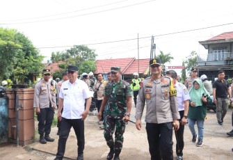 Pangdam XII/Tanjungpura Mayjen TNI Iwan Setiawan, S.E., M.M., bersama dengan Forkopimda Provinsi Kalimantan Barat melaksanakan patroli dan meninjau langsung pelaksanaan pemungutan suara Pemilu 2024 di sejumlah TPS di Kota Pontianak, Rabu (14/2/2024)