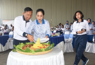 Rangkaian kegiatan dalam rangka memeriahkan peringatan HUT Ke- 74 Pangkalan Utama TNI AL (Lantamal) V menggelar olahraga bersama di Dinas Angkutan (Disang) Lantamal V, Jl. Hangtuah Ujung Surabaya, Selasa (16/01/2024)