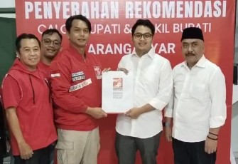 Ketua DPW PSI Jawa Tengah Antonius Yogo Prabowo menyerahkan surat rekomendasi kepada Ilyas Akbar Almadani, pada Selasa (27/8/2024) malam, di Kantor DPD PSI Karanganyar