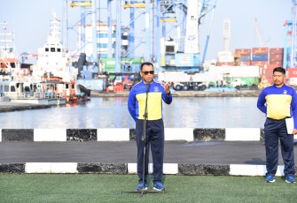 Prajurit Kolinlamil Terima Penghargaan dari Pejabat Utama Kolinlamil 