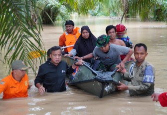 Pj Wali Kota Tebing Tinggi Upayakan Korban Banjir Tidak Kelaparan dan Ikut Turun Langsung Evakuasi Ibu Hamil