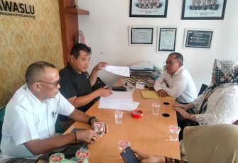 Tim advokasi hukum pasangan calon bupati ASRI  melaporkan peristiwa perusakan APK ke Bawaslu Blora