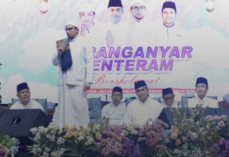 Pengajian akbar Karanganyar Tenteram Bersholawat memperingati Hari Jadi Kabupaten Karanganyar ke-107, di Alun-alun Karanganyar, Jumat (25/10/2024)