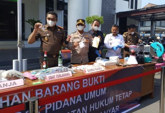 Pemusnahan barang bukti tindak pidana umum yang telah berkekuatan hukum tetap, di halaman depan kantor Kejari Karanganyar, pada Rabu (20/11/2024)