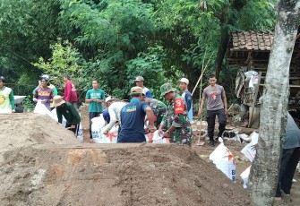 Perbaikan Tanggul Jebol Bencana Banjir Ponorogo Terus Dikebut