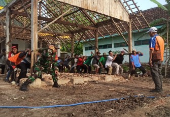 Anggota Koramil 01 Ngawi Kodim 0805/Ngawi Sertu Budi  bersama warga Desa Watualang melaksanakan kegiatan gotong royong pemindahan rumah Bpk Sumitro di Dusun Gemarang Timur Rt 02 Rw 09 Desa Watualang Kecamatan Ngawi, Kamis (26/12/2024)