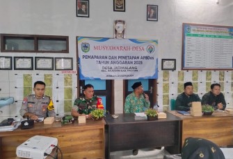 Serda Sujoko Babinsa Koramil 0801/03 Arjosari, menghadiri acara kegiatan MUSDES pemaparan dan penempatan APBDes tahun anggaran 2025 bertempat di Balai Desa Jatimalang kec. Arjosari Kab Pacitan, Kamis (26/12/2024)