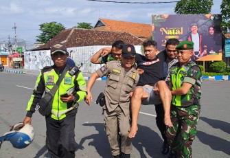  Anggota Pam Nataru di Ponorogo Tolong Warga Kecelakaan