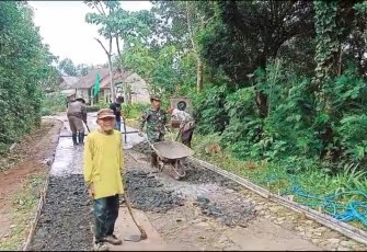 Babinsa Koramil 0801/05 Nawangan, Serma Zaenal Mustofa bersama warga Desa Pakis melaksanakan gotong royong memperbaiki jalan rabat yang berlokasi di Dusun Krajan,Desa Pakis, Kecamatan Nawangan, Kabupaten Pacitan, Selasa (31/12/2024)
