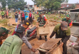 Koramil 01/Jatinegara bersama Polsek dan Sudin Pertamanan Bersihkan Taman Bermain