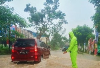 Personel Polres Bintan Turun ke Jalan Pantau Gangguan Lalulintas Saat Hujan