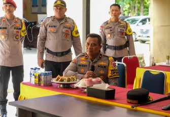 Kunjungan kerja Wakil Kepala Kepolisian Daerah (Wakapolda) Sulawesi Tenggara (Sultra), Brigadir Jenderal Polisi Dwi Irianto, menjadi sorotan utama dalam upaya memastikan kesiapan pengamanan Tempat Pemungutan Suara (TPS) di dua Polres jajaran Polda Sultra yakni Polres Kolaka Timur dan Polres Kolaka, pada Selasa (13/2/2024)