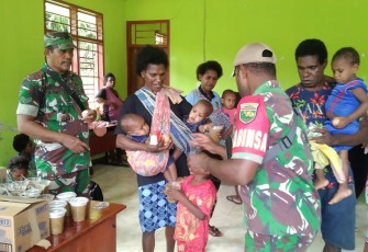  Babinsa Koramil 1710-07/Mapurujaya Bantu Nakes Pada Kegiatan Posyandu di Wilayah Binaan