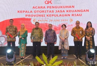 Gubernur Kepulauan Riau H Ansar Ahmad saat Hadiri Pengukuhan Kepala OJK Kepri