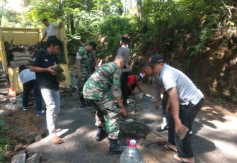  Koramil 0806/10 Pule bersama Forkopimcam melakukan aksi nyata untuk memperbaiki jalan rusak di wilayah pertigaan Jogo Rogo, jalan raya menuju Kecamatan Pule, Kabupaten Trenggalek, Jumat (26/1/2024). Kegiatan ini dihadiri oleh berbagai pihak, termasuk Danramil 0806/10 Pule Kapten Inf Sumardi, Camat Pule Ibu Ratna Dwi, dan Kapolsek Pule Iptu Muhtar