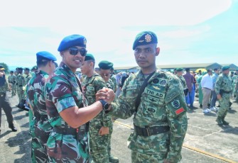 Kadisops Lanud Sultan Hasanuddin Sematkan Bravet Para Dasar Kepada Prajurit Brigif 3/Tri Budi Sakti Divisi Infanteri 3 Kostrad