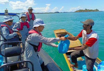 Pangkalan Bakamla Batam Bagikan Sembako Untuk Nelayan
