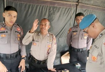 Kabidpropam Polda NTT, Kombes Pol. Dr. Dominicus S. Yempormase, M.M., saat memberikan arahan kepada personel, menekankan pentingnya sikap dan penampilan yang baik.