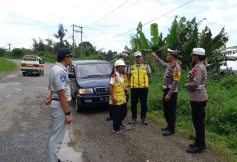 Kasat Lantas Polres Tapsel, AKP Dahnial Saragih, saat dampingi Kasubdit Kamsel Ditlantas Polda Sumut, AKBP Sah Udur Sitinjak, menyurvei Jalan Lintas Batu Jomba bersama pihak-pihak terkait lainnya