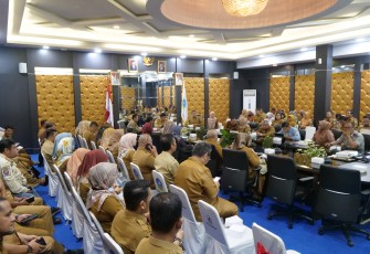 Bupati Bintan Roby Kurniawan didampingi Wakil Bupati Bintan Ahdi Muqsith menerima kehadiran Ombudsman RI di Ruang Rapat II Bandar Seri Bentan