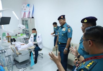 Pangkoarmada III saat meninjau RSAL dr. Oetoyo