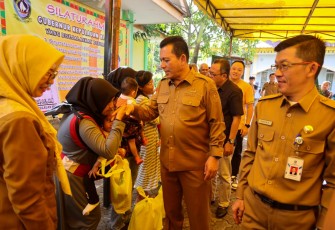  Gubernur Kepulauan Riau (Kepri) H. Ansar Ahmad menyerahkan bantuan alat tangkap perikanan untuk nelayan oleh Pemerintah Provinsi Kepri dan penyerahan bantuan bahan makanan dan susu untuk ibu hamil dan balita stunting serta antropometri kit untuk posyandu oleh Pemerintah Kota Tanjungpinang di Halaman Kantor Lurah Tanjung Unggat, Senin (22/1/2024)