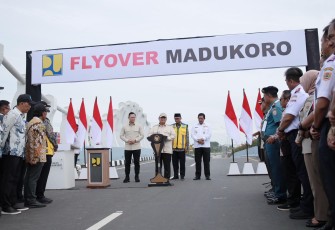 Presiden Prabowo Subianto saat meresmikan Flyover Madukoro yang terletak di Jalan Yos Sudarso, Kota Semarang, Jawa Tengah pada Rabu (11/12).