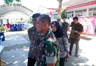 Jelang mendekati pelaksanaan pemilu serentak 2024, Dandim 0801/Pacitan Letkol Inf Roliyanto S.I.P., M.I.P., meninjau beberapa titik Tempat Pemungutan Suara (TPS) yang ada di Kel. Ploso, Kec./Kab. Pacitan, Selasa (13/02/2024)