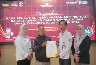 KPU Kota Kediri Serahkan Berita Acara Penelitian Persyaratan Administrasi Paslon Walikota dan Wakil Walikota 