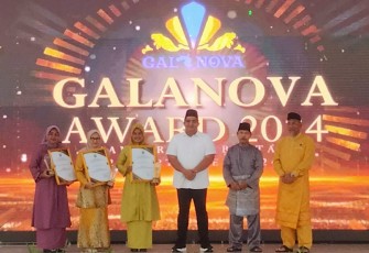 Pemerintah Kabupaten Bintan menyerahkan penghargaan kepada OPD terinovatif pada Galanova Award 2024, yang di laksanakan di aula kantor Bupati Bintan, Jumat (20/9/2024)