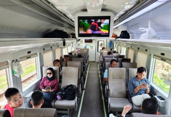 Penumpang kereta api Blora Jaya menikmati perjalanan dari Stasiun Cepu menuju Semarang