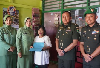 Zidam XVIII/Kasuari Peringati HUT Ke-79 Zeni AD dengan Ziarah ke TMP Trikora dan Bagikan Bingkisan kepada Pensiunan