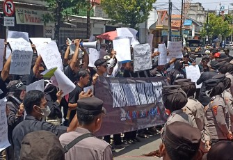 Aliansi Topi Jerami Gelar Aksi di Depan Bawaslu Indramayu