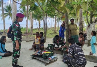 Prajurit TNI AL Laksanakan Patroli 