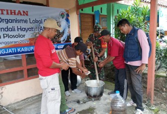 Babinsa Karangjati Lakukan Pendampingan Pembuatan Pupuk Organik POC