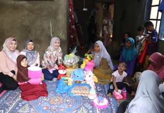 Ketua Tim Penggerak (TP) PKK Kabupaten Bintan Hafizha Rahmadhani Putri langsung mengunjungi kediaman Ibu bayi tersebut, Jum'at (09/02) di RT/RW.003/004 Kelurahan Gunung Lengkuas.