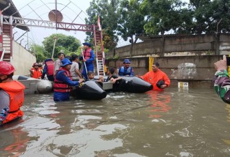 BPBD DKI Jakarta menerjunkan personel dan menyiagakan perahu karet untuk merespon banjir yang menggenangi sejumlah titik dan permukiman warga, pada Kamis (29/2)