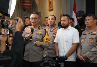 Kapolda Jatim Irjen Pol Imam Sugianto saat memberikan keterangan pers di Mapolresta Malang Kota, Selasa (3/12)