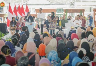 Presiden Joko Widodo saat bertatap muka dengan nasabah PNM Mekaar di Kabupaten Bantul, Yogyakarta, Selasa (30/1)