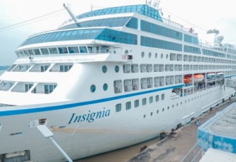 Kapal Pesiar MV Insignia Perdana Sandar Pelabuhan Tanjung Perak