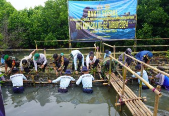 Komando Pasukan Katak (Kopaska) TNI AL menggelar acara Bakti Sosial (Baksos) dengan membagikan sejumlah 500 paket, penanaman 600 bibit mangrove , dan penebaran 5000 benih ikan yang dipimpin oleh Komandan Satuan Kopaska Koarmada I, Kolonel Laut (T) Evi Bayu Priatno, bertempat di Muara Tawar, Bekasi, Jawa Barat, Minggu (10/03)