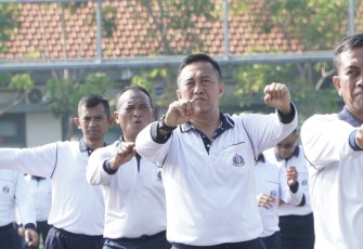 Komandan Kodiklatal (Dankodiklatal) Letjen TNI Marinir Nur Alamsyah didampingi Wadan Kodiklatal Laksda TNI Eko Wahjono melaksanakan olah raga bersama rutin dengan para prajurit dan PNS Kodiklatal, bertempat di Lapangan Laut Maluku Kodiklatal, Bumimoro Surabaya. Selasa (09/01/2024)