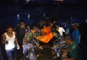 korban saat dievakuasi