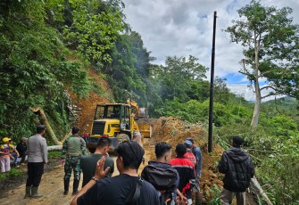 Musibah bencana tanah longsor kembali terjadi di Provinsi Bengkulu di jalur lintas Rejang Lebong-Lebong tepatnya di Desa Talang Ratu, Kecamatan Rimbo Pengadang Kabupaten Lebong pada Minggu (21/1)
