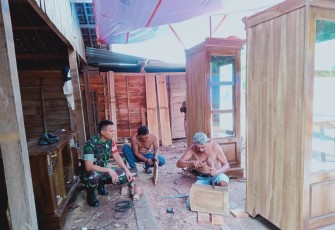 Bintara Pembina Desa Koramil 0805/05 Karangjati Serda Rohim menyambangi pengrajin kayu mebel yang berada di Desa Sawo, Kec. Karangjati, Kabupaten Ngawi, Minggu (25/2/2024)