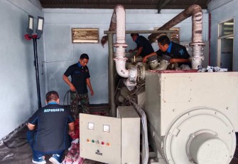Personel (Teknisi) Satuan Pemeliharaan (Sathar) 71 Depo Pemeliharaan 70 Koharmatau melaksanakan Bantuan Pemeliharaan Lapangan (Banharlap), pemeriksaan (stripping) dan perbaikan genset di Lanud Supadio, Pontianak, Kalimatan Barat, Senin (22/01/2024)