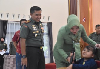 Danrem 071/Wijayakusuma Kolonel CZI Mohammad Andhy Kusuma, S. Sos, M.M., M. Han, dalam program Orang Tua Asuh Disabiltas Ganda, memberikan tali asih dan memberikan kesempatan berwisata kepada anak-anak penyandang disabilitas ganda. Acara ini diselenggarakan di obyek wisata Purbasari Pancuran Mas yang terletak di Desa Purbayasa, Kecamatan Padamara, Kabupaten Purbalingga, Jawa Tengah, Kamis (07/03/2024)