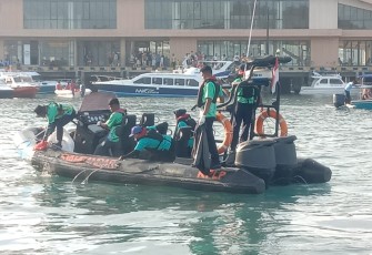 Team KSOP Labuan Bajo saat memungut sampah di laut